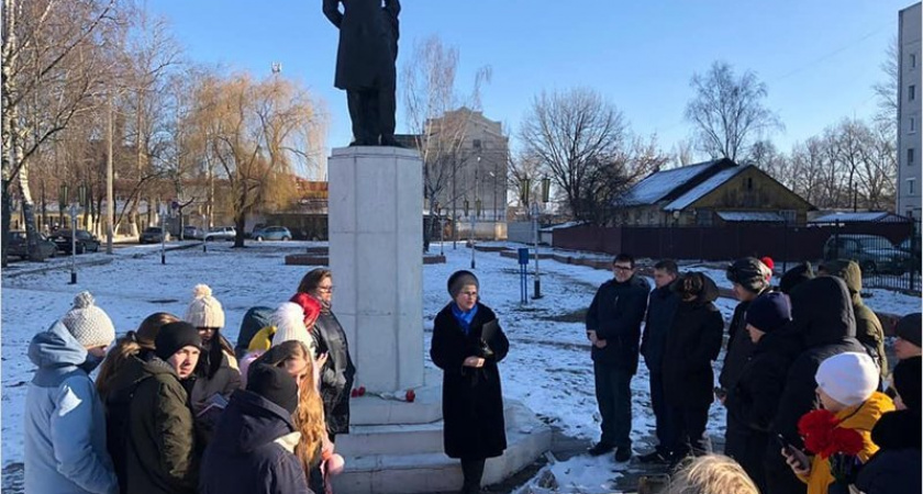 В День памяти Пушкина брянские школьники читали стихи у памятника поэту