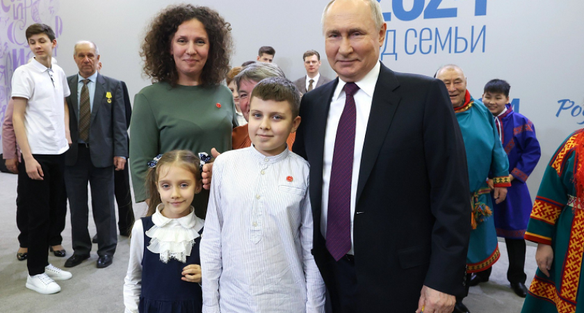 Брянские семьи участвуют в старте Года семьи. Одна из них подарила талисман Владимиру Путину