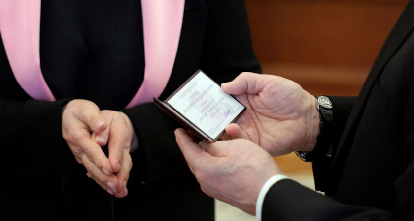 Глава ЦИК Элла Памфилова вручила Владимиру Путину удостоверение президента