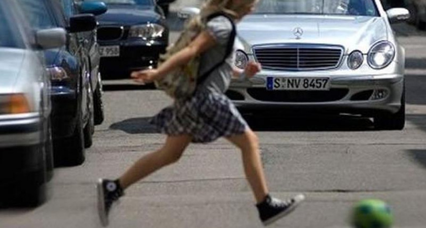 В Брянске иномарка сбила внезапно выбежавшего на дорогу ребенка. Девочка госпитализирована