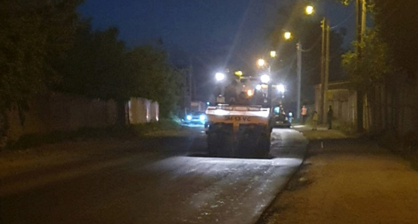 Улицу Речную в Брянске дорожники асфальтировали ночью
