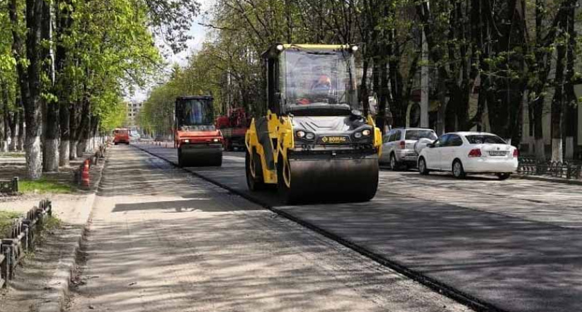 На улице Куйбышева в Брянске приступили к укладке асфальта. Дорожники просят парковщиков убрать машины