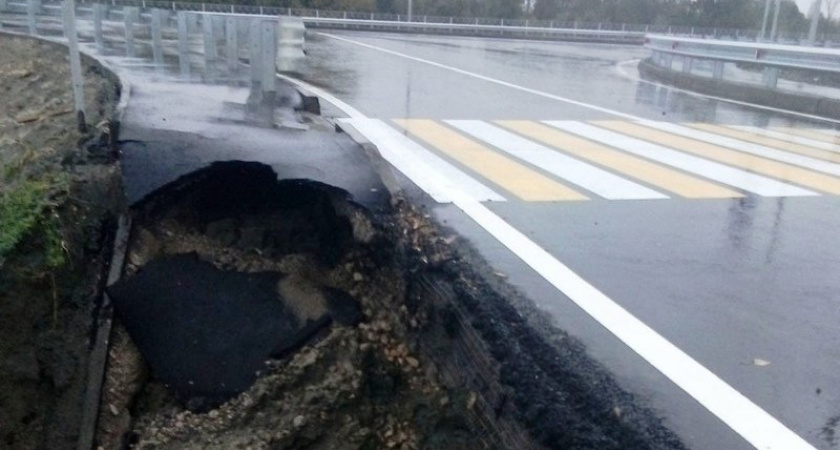«Выборный» дождь размыл в Брянске новую дорогу, торжественно открытую перед выборами