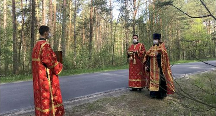 Карачевский благочинный освятил дорогу на месте гибели троих в ДТП
