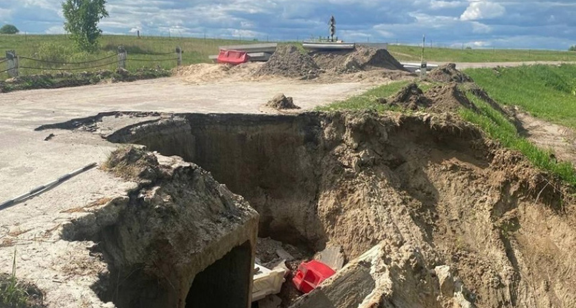 Рухнувшая весной в реку жирятинская местная дорога до сих пор не восстановлена и продолжает разваливаться
