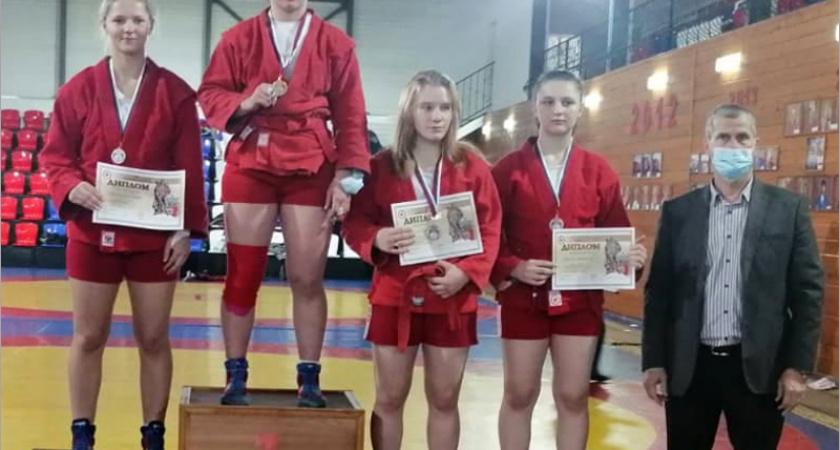 Брянские самбистки привезли из Серпухова восемь медалей чемпионата и первенства ЦФО