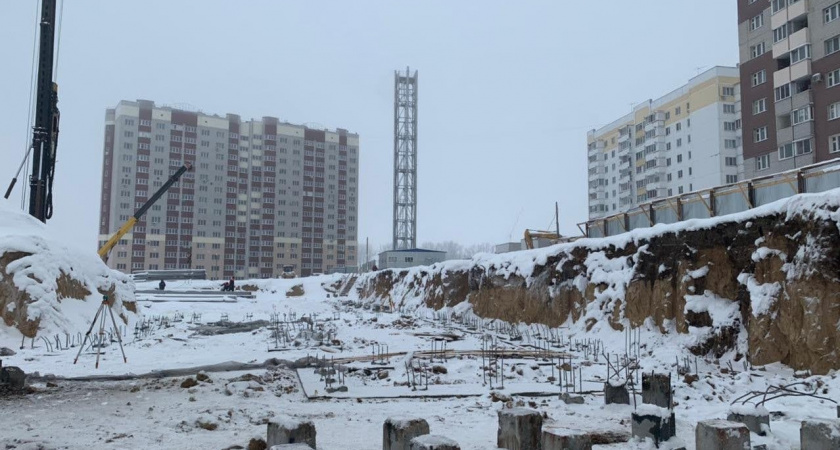 В Брянске на строительстве школы в 4-м микрорайоне забили четверть свай. И протестировали их