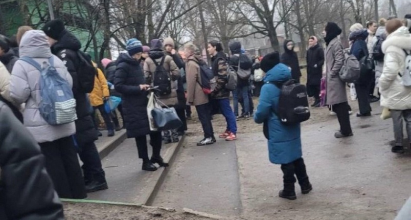 В Брянске второй день подряд утро начинается с эвакуации школ