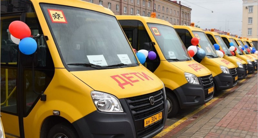 Брянский губернатор торжественно вручил ключи от 20 новых школьных автобусов. И написал об этом в соцсети