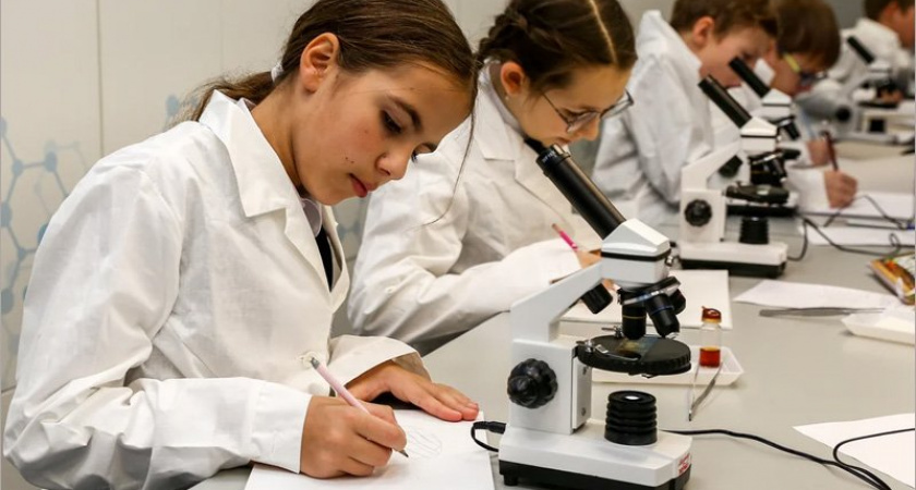 Более половины россиян хотели бы видеть своих детей научными работниками - опрос