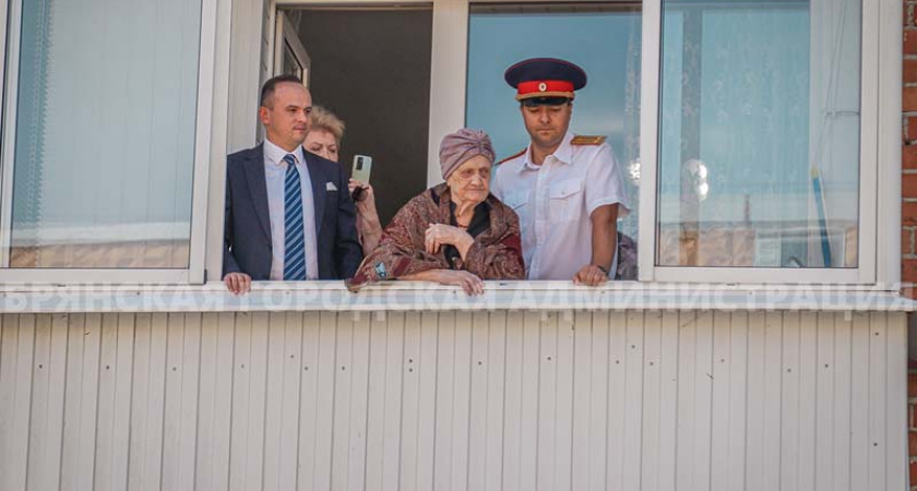 Жительница Брянска Полина Сергеева отметила 101-й день рождения. Под песни оркестра Росгвардии