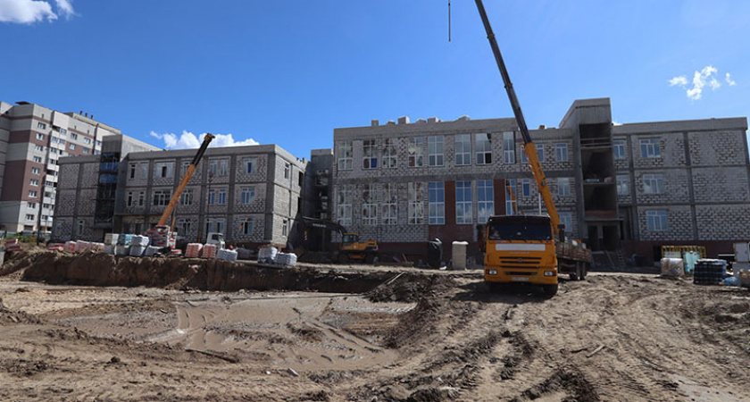 В Брянске на стройплощадке школы №72 торопятся с отделкой и думают над водоотведением