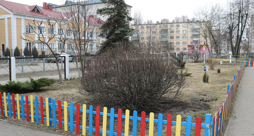 В школах и детсадах Брянска началась весенняя уборка территории