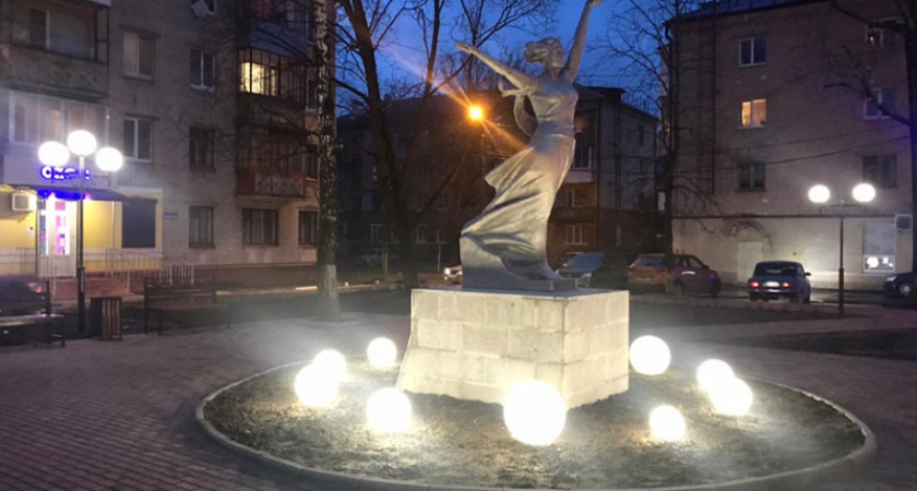В Брянске завершается благоустройство сквера Покорителям космоса