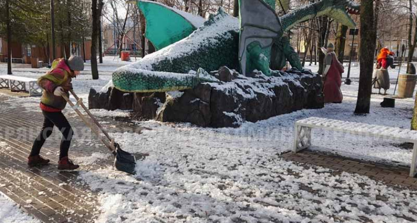 Последствия первого снегопада в Брянске разгребали три десятка машин