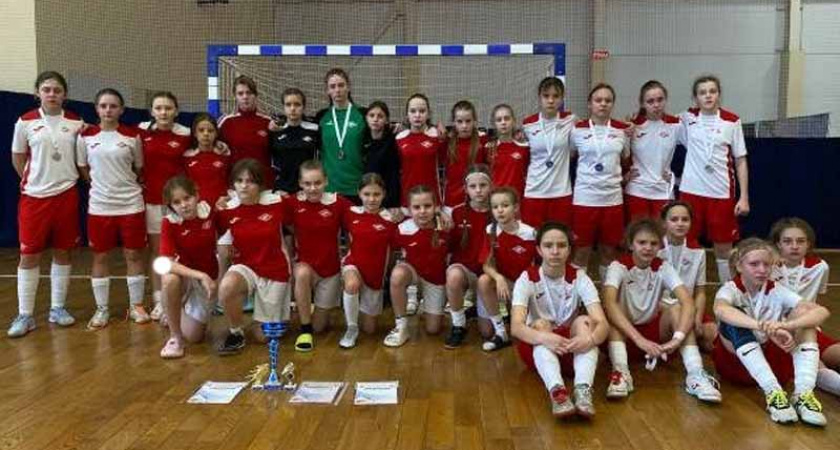 Брянские «спартаковки» добавили в коллекцию футбольных медалей серебро