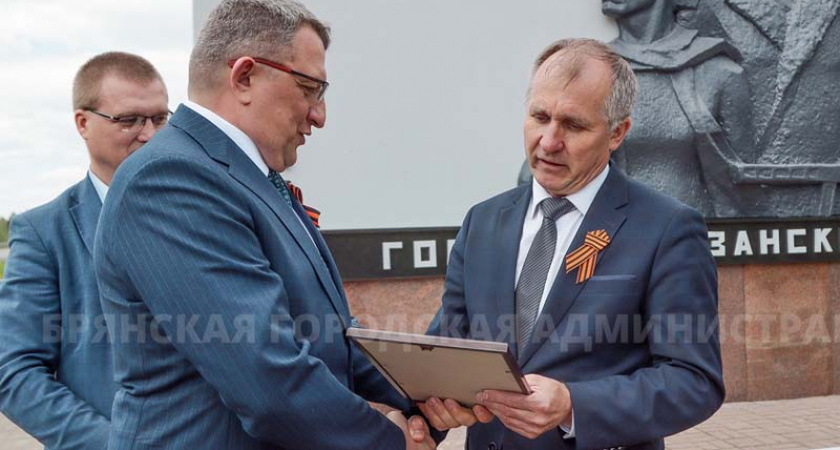 На въезде в Брянск капитально отремонтировали стелу «Город партизанской славы». Впервые за 60 лет