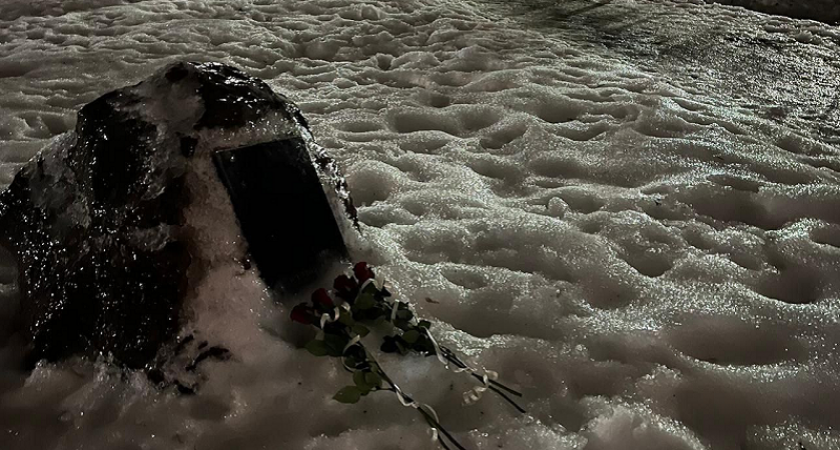 Закладной камень памятника жертвам репрессий в Брянске стал местом «мемориалов» от почитателей Навального