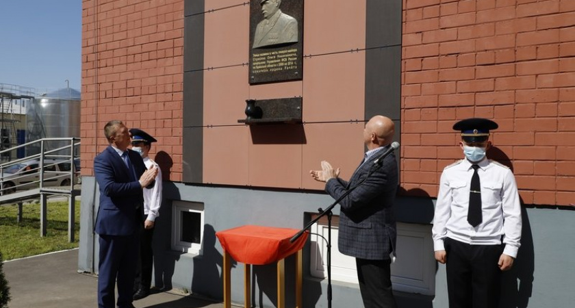 В Брянске генерал-майоры торжественно открыли памятную доску генералу Олегу Строкину