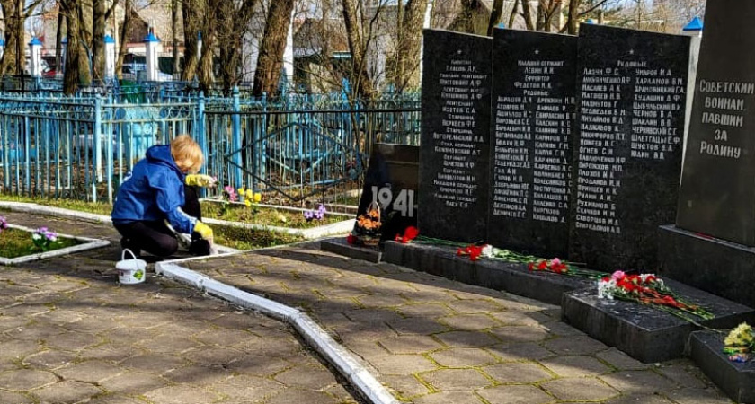 В Брянске на субботнике 30 апреля убрали более тысячи кубометров мусора
