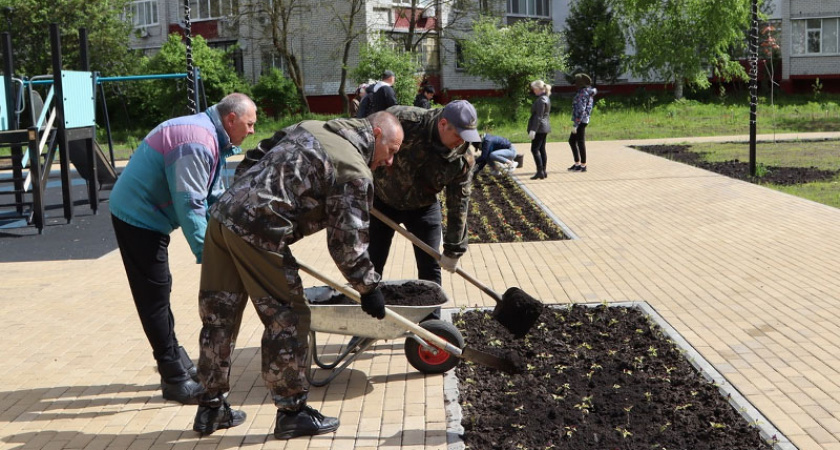 Брянску месячника по благоустройству на «весеннюю уборку» не хватило. Субботники продолжаются