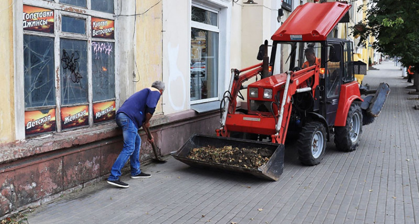 В Брянске коммунальщики за неделю вывезли 800 тонн мусора и скосили 100 тысяч квадратов травы — горадминистрация
