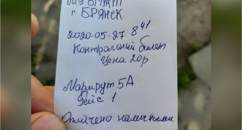 В Брянске кондукторы вынуждены выдавать в автобусах рукописные билеты