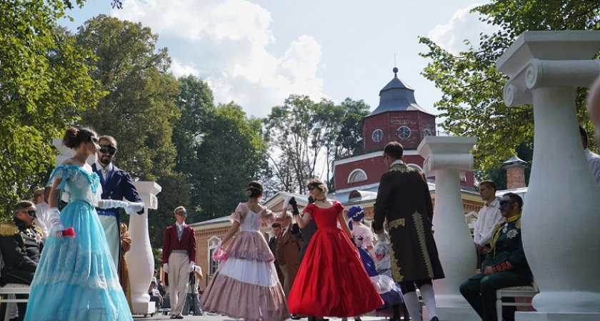 Парк в центре города стал бальной залой: в Брянске прошёл традиционный Толстовский бал