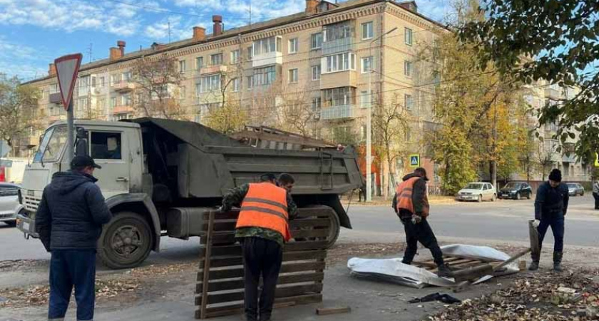 В Бежице разобрали ещё пару несанкционированных палаток с овощами и фруктами