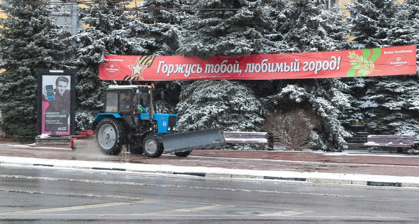 В Брянске коммунальщики малыми силами ликвидируют капризы природы