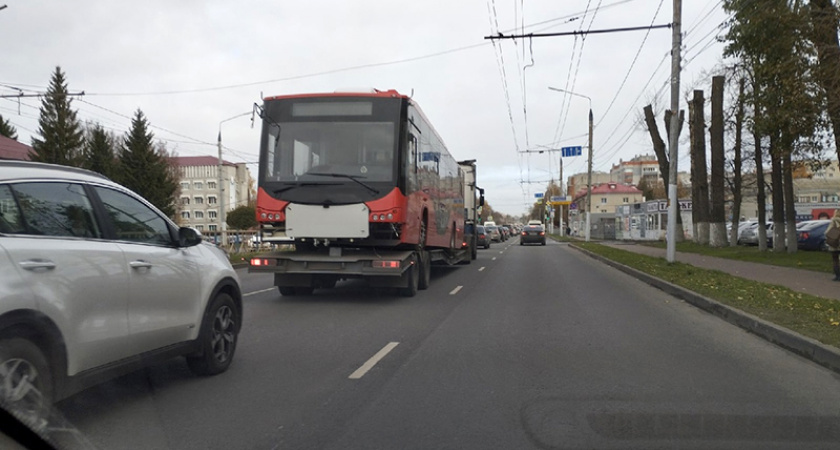 Брянск принимает красные троллейбусы и готовит асфальтирование депо для «Адмиралов»