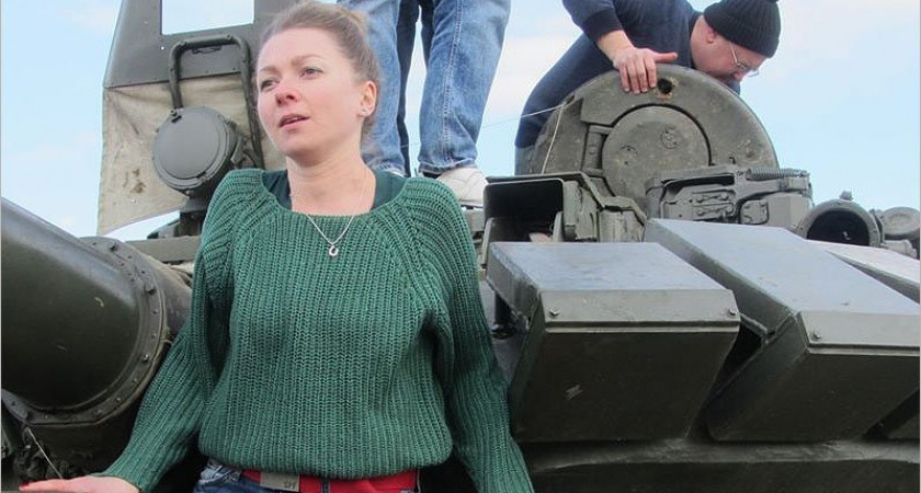Актёры брянского ТЮЗа провели репетицию спектакля «На войне как на войне» в танке