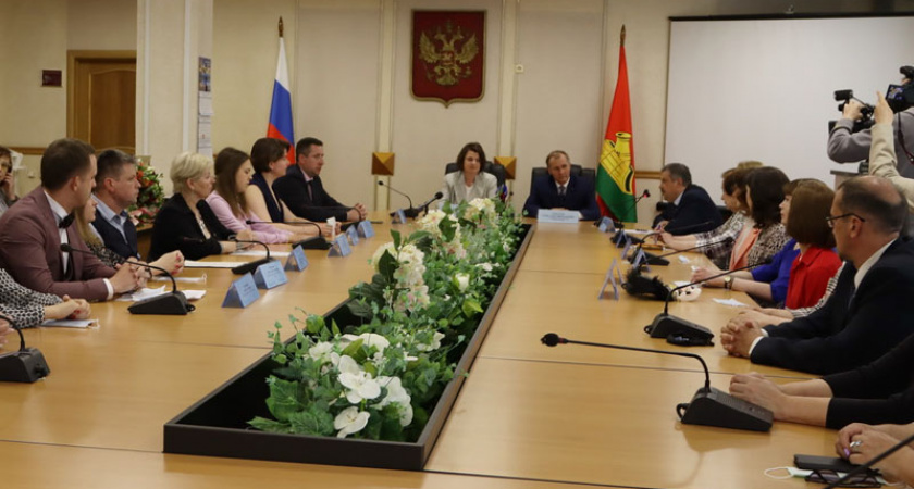В Брянске под конец учебного года поздравили лучших педагогов-2022