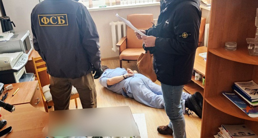 Оперативники УФСБ повязали завлабораторией брянского КДЦ прямо на рабочем месте