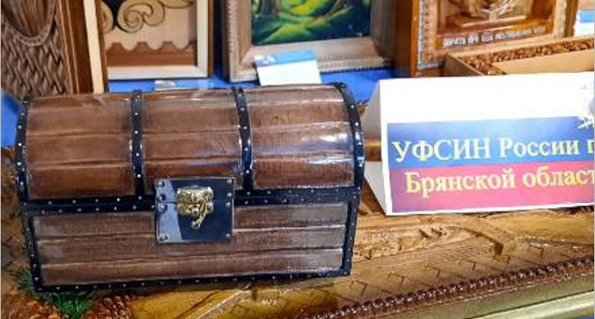 Брянские колонии отправили на продажу в Москву резные иконы и сундуки
