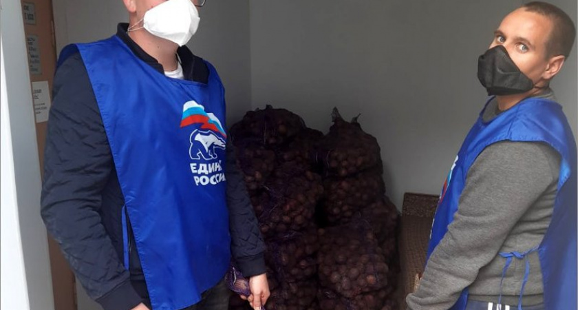 В Унече местным пенсионерам наполнили «социальный погребок»