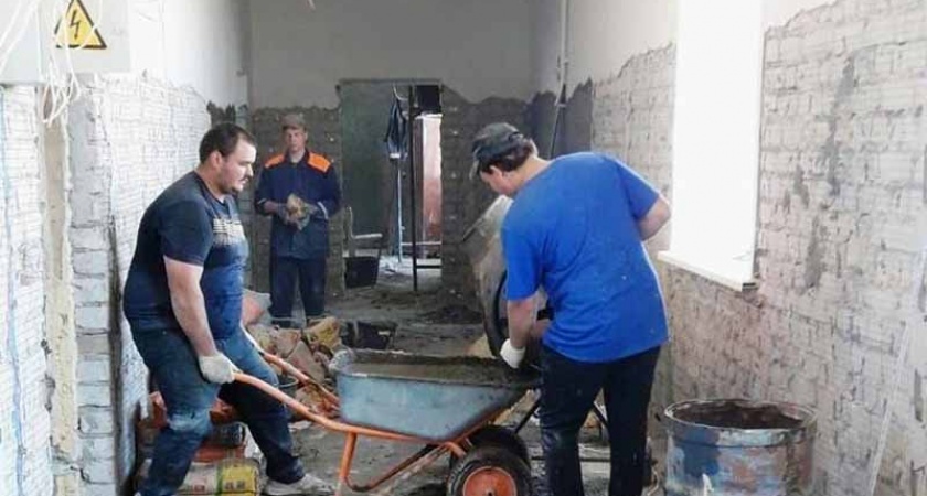 Богомаз потребовал «проверять посещаемость» строителей на проблемной школе в Унече