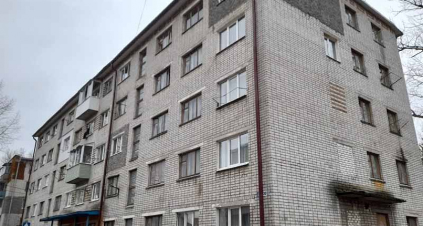 Соцсети: в Брянске, упав с высоты, погибла молодая женщина