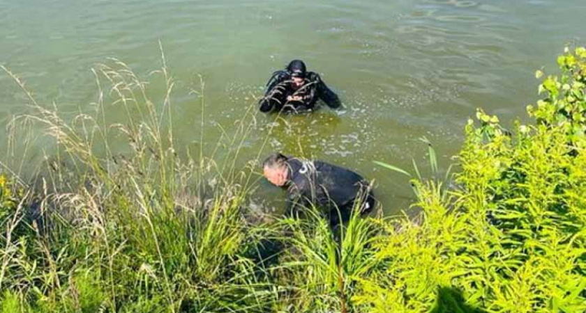 Брянские водолазы из местного озера под Хотылёво подняли тело мужчины
