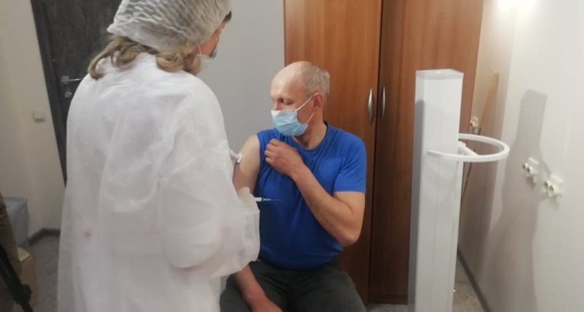 В пунктах ковид-вакцинации в ТРЦ Брянска за первые сутки привились почти 140 человек