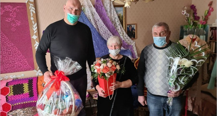 Николай Валуев поздравил с праздником клетнянскую мастерицу