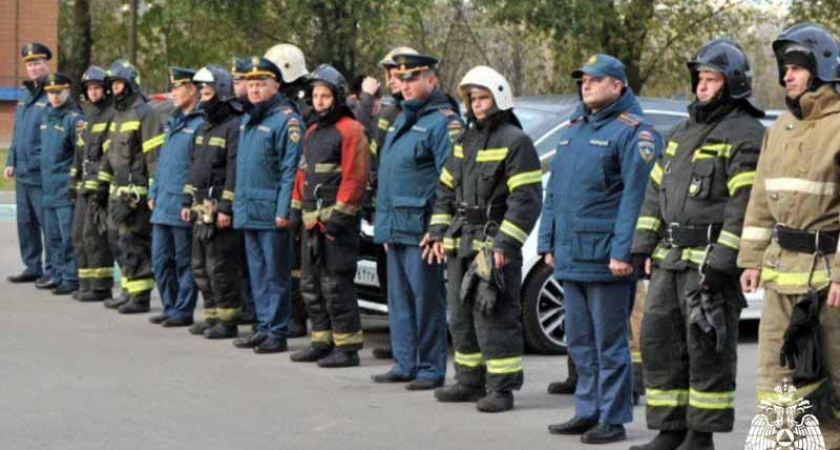 «Вертикальный вызов»: брянский спасатель взбежал на 18 этаж за минуту и 34 секунды