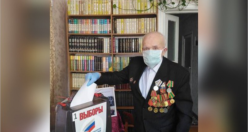 Старейший житель Трубчевска проголосовал  по поправкам к Конституции на дому