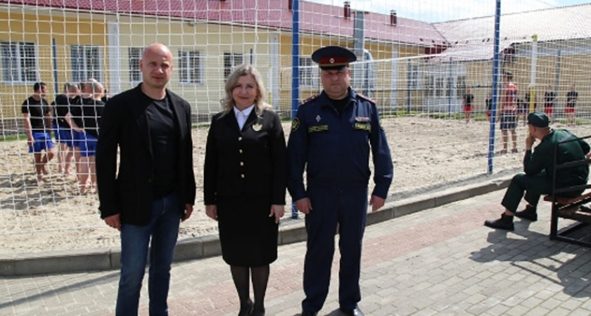В брянской воспитательной колонии появилась волейбольная площадка. Ко Дню защиты детей