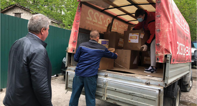 Брянские волонтёры доставили в пять больниц питьевую воду и средства индивидуальной защиты