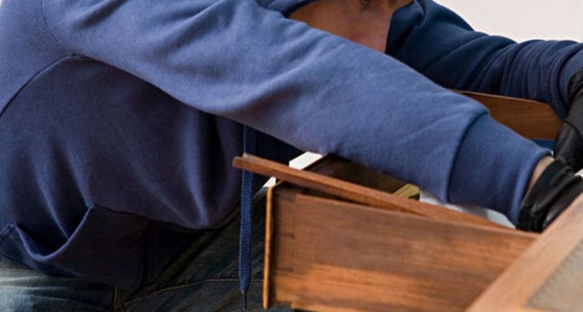 Пустил вора в дом: житель суражского села прихватил сбережения приятеля