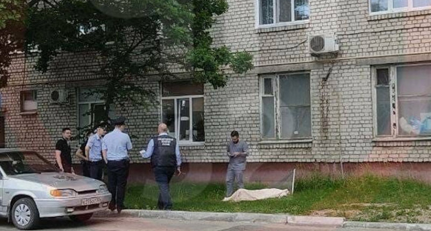 В Брянске из окна малосемейного общежития на Новом Городке выпал и погиб мужчина