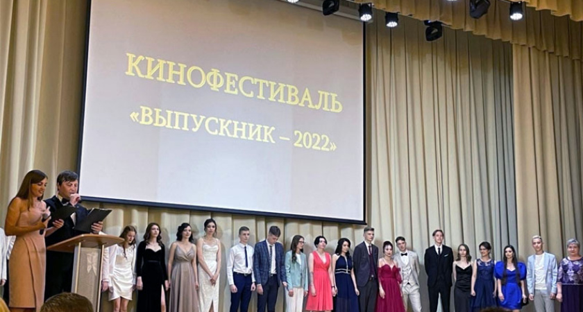 Школы в Брянске всю декаду проводят выпускные. После двух лет ковид-ограничений наконец офлайн