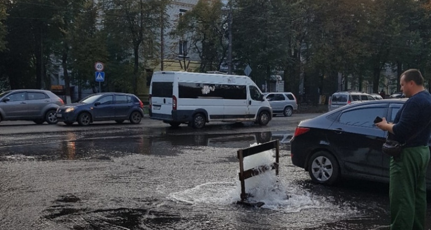 Промывка ливневой канализации в Бежице привела к локальному «потопу»