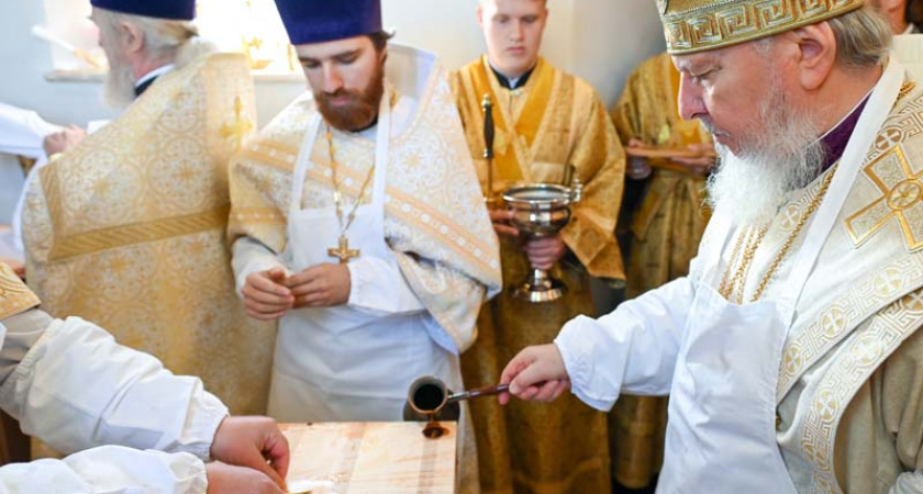 Митрополит Александр освятил после капремонта Благовещенский храм в Брянске